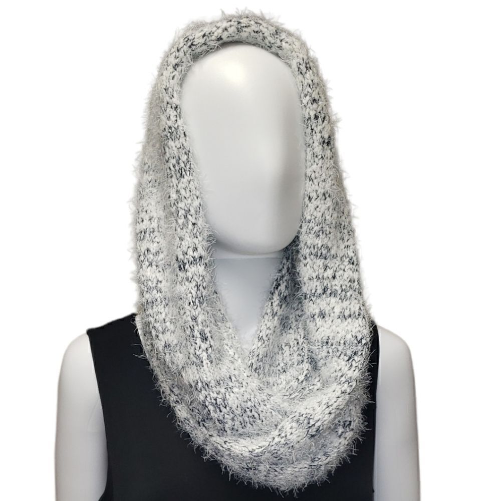 🌹FUZZY BLACK AND WHITE INFINITY SCARF